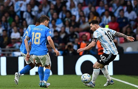 ഇറ്റലിക്കെതിരെ പന്തുമായി മെസി/ഫോട്ടോ: എഎഫ്പി