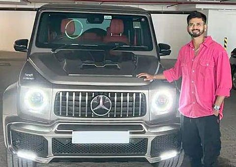 പുതിയ എസ്‌യുവിക്കൊപ്പം ശ്രേയസ് അയ്യര്‍/ഫോട്ടോ: ട്വിറ്റർ