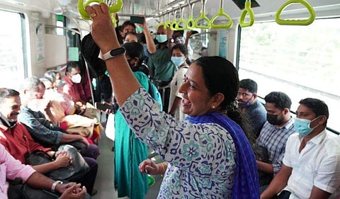 ഉമാ തോമസ് മെട്രോയില്‍/ ഫെയ്‌സ്ബുക്ക് ചിത്രം