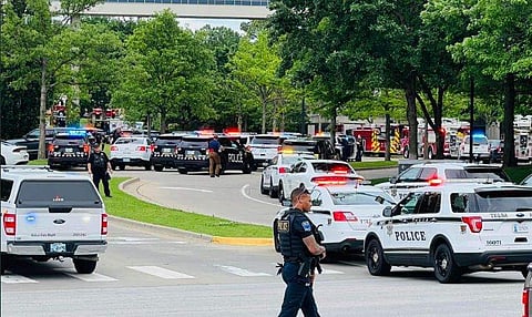 പൊലീസ് പരിശോധന നടത്തുന്നു/ ട്വിറ്റര്‍ ചിത്രം