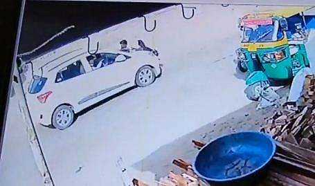 പൊലീസ് ഉദ്യോഗസ്ഥനെ കാറിന്റെ ബോണറ്റില്‍ വലിച്ചിഴയ്ക്കുന്ന ദൃശ്യം