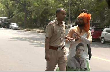 രാഹുലിനെ ഇഡി ചോദ്യം ചെയ്യുന്നതിനെതിരെ പ്രതിഷേധിക്കുന്ന പാര്‍ട്ടി പ്രവര്‍ത്തകന്‍