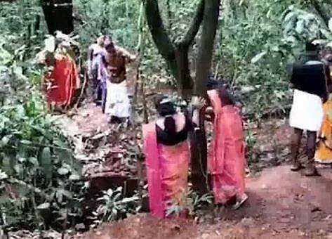 നിധി തേടി കിണറ്റിലെ മണ്ണ് നീക്കിയെന്ന് അറിഞ്ഞ് തടിച്ചുകൂടിയ നാട്ടുകാരുടെ ദൃശ്യം