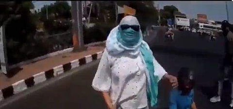 സ്‌കൂട്ടര്‍ യാത്രക്കാരി ബൈക്ക് യാത്രക്കാരനോട് തട്ടിക്കയറുന്ന ദൃശ്യം