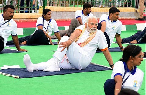 മോദി യോഗ ചെയ്യുന്നു/ പിടിഐ