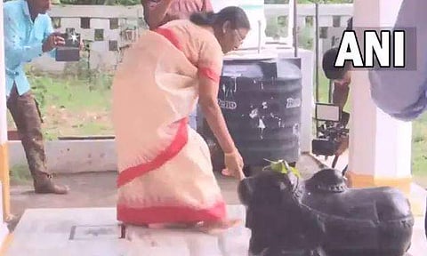 ക്ഷേത്രം തൂത്തുവാരുന്ന ദ്രൗപദി മുര്‍മു