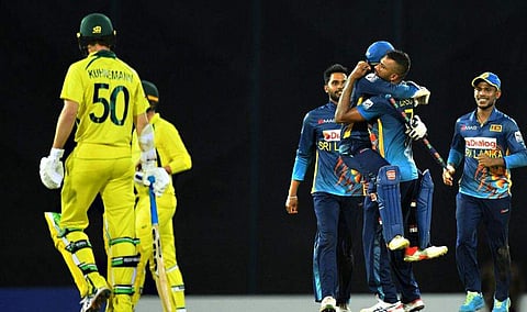 ഓസ്‌ട്രേലിയക്കെതിരായ പരമ്പര ജയം ആഘോഷിക്കുന്ന ലങ്കന്‍ താരങ്ങള്‍/എഎഫ്പി