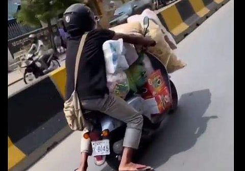 സ്‌കൂട്ടറില്‍ സാധനങ്ങള്‍ കുത്തിനിറച്ച് യുവാവിന്റെ സാഹസിക യാത്രയുടെ ദൃശ്യം