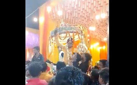 വിവാഹ ആഘോഷ പരിപാടിക്കിടെ വെടിയുതിര്‍ക്കുന്ന വരന്റെ ദൃശ്യം