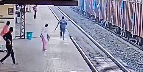 ട്രാക്കില്‍ വീണുകിടന്നയാളെ രക്ഷിക്കാന്‍ ഓടുന്ന റെയില്‍വേ ജീവനക്കാരന്റെ ദൃശ്യം