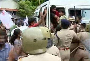 ഓഫീസ് തകര്‍ത്ത പ്രവര്‍ത്തകരെ പൊലീസ് അറസ്റ്റ് ചെയ്തുകൊണ്ടുപോകുന്നു