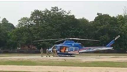 യോഗി ആദിത്യനാഥിന്റെ ഹെലികോപ്റ്റര്‍ അടിയന്തരമായി ഇറക്കുന്ന ദൃശ്യം