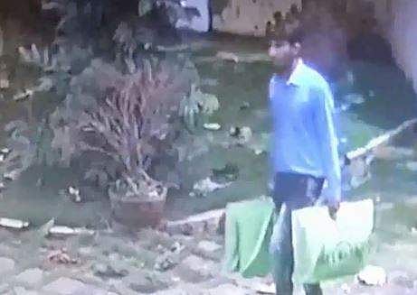 കയ്യില്‍ സഞ്ചിയുമായി യുവാവ് വീട്ടിലേക്ക് വരുന്ന ദൃശ്യം