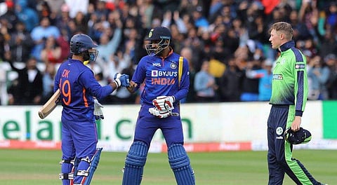 അയര്‍ലന്‍ഡിന് എതിരായ ജയം ആഘോഷിക്കുന്ന ദീപക് ഹൂഡയും ദിനേശ് കാര്‍ത്തിക്കും /ഫോട്ടോ: എഎഫ്പി