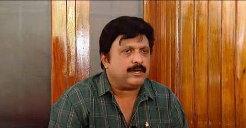 കെ ബി ഗണേഷ് കുമാര്‍ മാധ്യമങ്ങളോട് സംസാരിക്കുന്നു/ ടിവി ദൃശ്യം