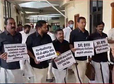 കറുത്ത വേഷം ധരിച്ച പ്രതിപക്ഷ എംഎല്‍എമാരുടെ പ്രതിഷേധം/ ടിവി ദൃശ്യം