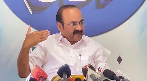 വി ഡി സതീശന്‍ വാര്‍ത്താസമ്മേളനത്തില്‍ സംസാരിക്കുന്നു/ ഫെയ്‌സ്ബുക്ക്‌