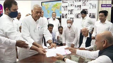 യശ്വന്ത് സിന്‍ഹ നാമനിര്‍ദേശ പത്രിക സമര്‍പ്പിക്കുന്നു/ എഎന്‍ഐ