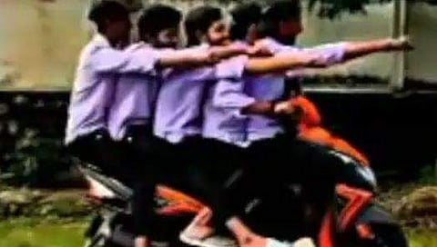 വിദ്യാര്‍ഥികളുടെ അപടകരമായ രീതിയിലുള്ള സ്‌കൂട്ടര്‍ യാത്രയുടെ ദൃശ്യം
