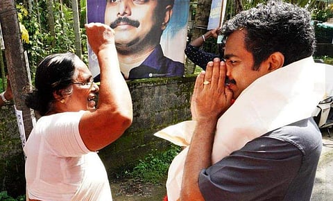 ജോ ജോസഫ് പ്രചാരണത്തിനിടെ