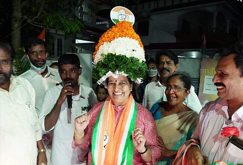 ഉമാ തോമസ് തെരഞ്ഞെടുപ്പ് പ്രചാരണത്തിനിടെ/ ഫെയ്‌സ്ബുക്ക് ചിത്രം