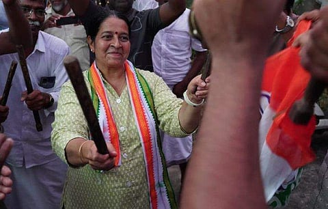 ഉമാ തോമസ് തെരഞ്ഞെടുപ്പ് പ്രചാരണത്തിനിടെ/ ഫെയ്‌സ്ബുക്ക്