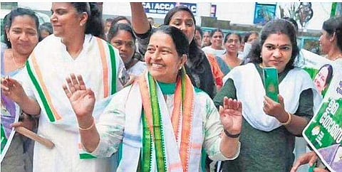 ഉമാ തോമസ് തെരഞ്ഞെടുപ്പ് പ്രചാരണത്തിനിടെ/ ഫയല്‍