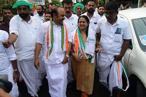 ഉമാ തോമസ് പ്രതിപക്ഷ നേതാവ് വി ഡി സതീശനൊപ്പം/ ഫെയ്‌സ്ബുക്ക്‌