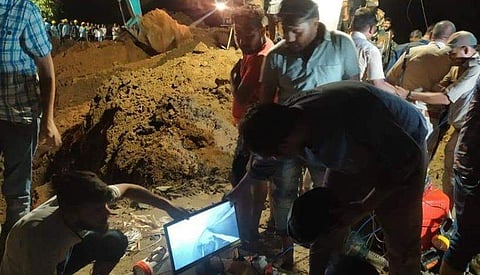 കുഴല്‍ക്കിണറില്‍ വീണ കുട്ടിയെ രക്ഷപ്പെടുത്താനുള്ള ശ്രമം/ ട്വിറ്റര്‍