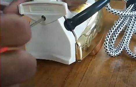 തേപ്പുപെട്ടി പൊലീസ് പരിശോധിക്കുന്നു