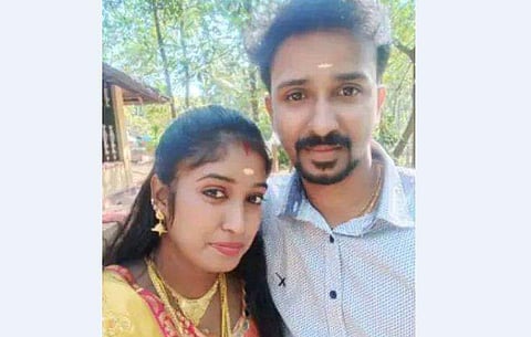 വീട് അടച്ചുപൂട്ടി, ദീപികയെ അവിനാശ് വെട്ടിയത് മുപ്പതോളം തവണ; എല്ലാത്തിനും സാക്ഷിയായി ഒന്നര വയസ്സുകാരൻ