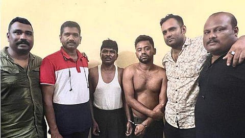 മോഷണക്കേസില്‍ പിടിയിലായ പ്രതികള്‍ ഉദ്യോഗസ്ഥര്‍ക്കൊപ്പം