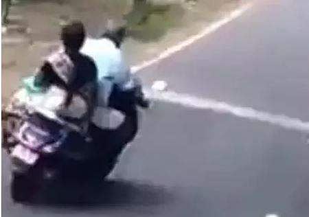 ബസിന് മുന്നില്‍ അപകടകരമായ രീതിയില്‍ സ്‌കൂട്ടര്‍ വെട്ടിത്തിരിക്കുന്ന യാത്രക്കാരന്റെ ദൃശ്യം