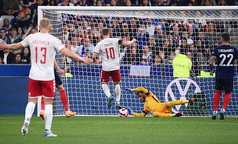 ഫ്രാന്‍സിനെതിരെ ഗോള്‍വല കുലുക്കാനുള്ള ക്രിസ്റ്റ്യന്‍ എറിക്‌സണിന്റെ ശ്രമം/ഫോട്ടോ: എഎഫ്പി