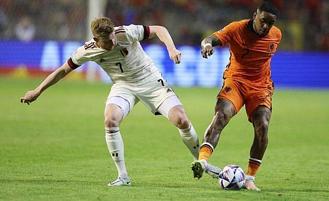 നെതര്‍ലന്‍ഡ്‌സ് താരം ബെര്‍ഗ്‌വിന്നില്‍ നിന്ന് പന്തെടുക്കാന്‍ ശ്രമിക്കുന്ന കെവിന്‍ ഡിബ്രുയ്ന്‍/ഫോട്ടോ: എഎഫ്പി