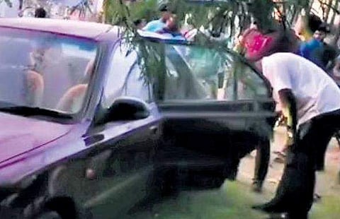 കുട്ടികൾ കുടുങ്ങിയ കാർ/ ചിത്രം: എക്സ്പ്രസ്