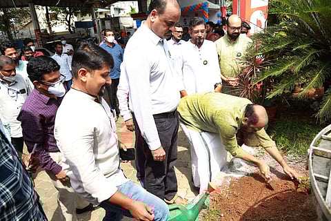 ലോക പരിസ്ഥിതി ദിനത്തില്‍ വൃക്ഷതൈ നടുന്ന മന്ത്രി പി രാജീവ്‌