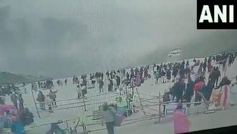 കേദാര്‍നാഥില്‍ ലാന്‍ഡ് ചെയ്യുന്നതിനിടെ ഹെലികോപ്റ്ററിന്റെ നിയന്ത്രണം നഷ്ടപ്പെടുന്ന ദൃശ്യം, എഎന്‍ഐ