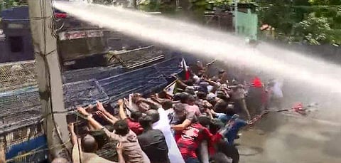 പൊലീസ് ജലപീരങ്കി പ്രയോഗിച്ചപ്പോള്‍