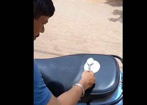 സ്‌കൂട്ടര്‍ സീറ്റില്‍ ദോശ ചുടുന്ന ദൃശ്യം