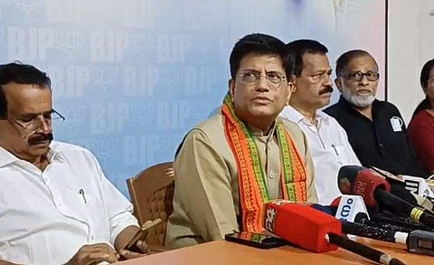 കേന്ദ്രമന്ത്രി കൊച്ചിയില്‍ വാര്‍ത്താസമ്മേളനം നടത്തുന്നു/ ഫെയ്‌സ്ബുക്ക്‌