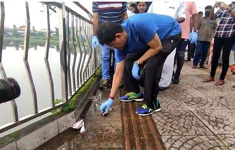 മറൈന്‍ ഡ്രൈവിലെ ചപ്പുചവറുകള്‍ പെറുക്കുന്ന കേന്ദ്രമന്ത്രി