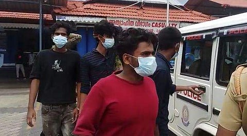 ഹാഷിഷ് ഓയിലുമായി പിടിയിലായവര്‍/വിഡിയോ ദൃശ്യം