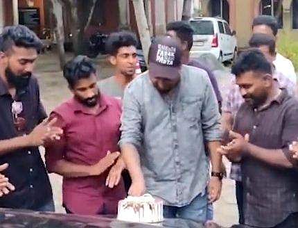 കോടതി വളപ്പില്‍ കേക്ക് മുറിച്ച് ആഘോഷിക്കുന്ന ഗുണ്ടാസംഘം, ടെലിവിഷന്‍ ദൃശ്യം