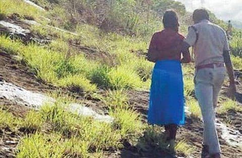 പ്രണയനൈരാശ്യം; ജീവനൊടുക്കാന്‍ പാറക്കെട്ടില്‍ കയറി പെണ്‍കുട്ടി; മണിക്കൂറുകള്‍ക്കൊടുവില്‍ പിന്തിരിപ്പിച്ച് പൊലീസ്‌