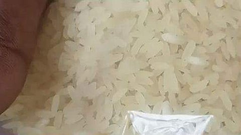 വെങ്ങാനൂര്‍ സര്‍ക്കാര്‍ സ്‌കൂളിലെ അരിയില്‍ പുഴുവിനെ കണ്ടെത്തിയപ്പോള്‍