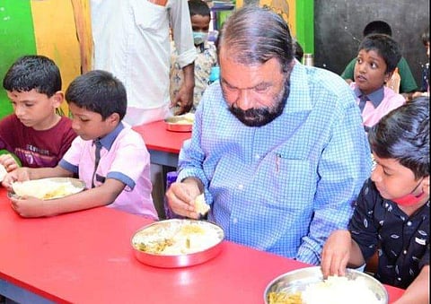 കുട്ടികള്‍ക്കൊപ്പം ഉച്ചഭക്ഷണം കഴിക്കുന്ന മന്ത്രി വി ശിവന്‍കുട്ടി, ഫെയ്‌സ്ബുക്ക്