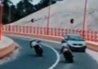 കാറുമായുള്ള കൂട്ടിയിടിയില്‍ നിന്ന് ബൈക്ക് തലനാരിഴയ്ക്ക് രക്ഷപ്പെടുന്നതിന്റെ ദൃശ്യം