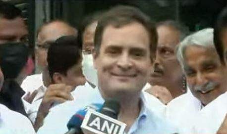 രാഹുല്‍ ഗാന്ധി കല്‍പ്പറ്റയില്‍ മാധ്യമങ്ങളെ കാണുന്നു/ ടെലിവിഷന്‍ ചിത്രം