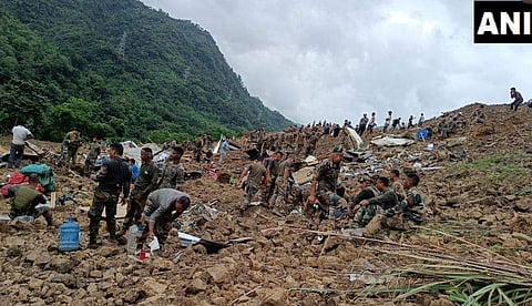 രക്ഷാപ്രവര്‍ത്തകര്‍ തിരച്ചില്‍ നടത്തുന്നു/ എഎന്‍ഐ